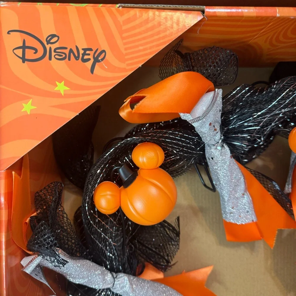 NWT. Disney Halloween Mickey Mouse Musical Lighted Black Wreath Mickey Pumpkins